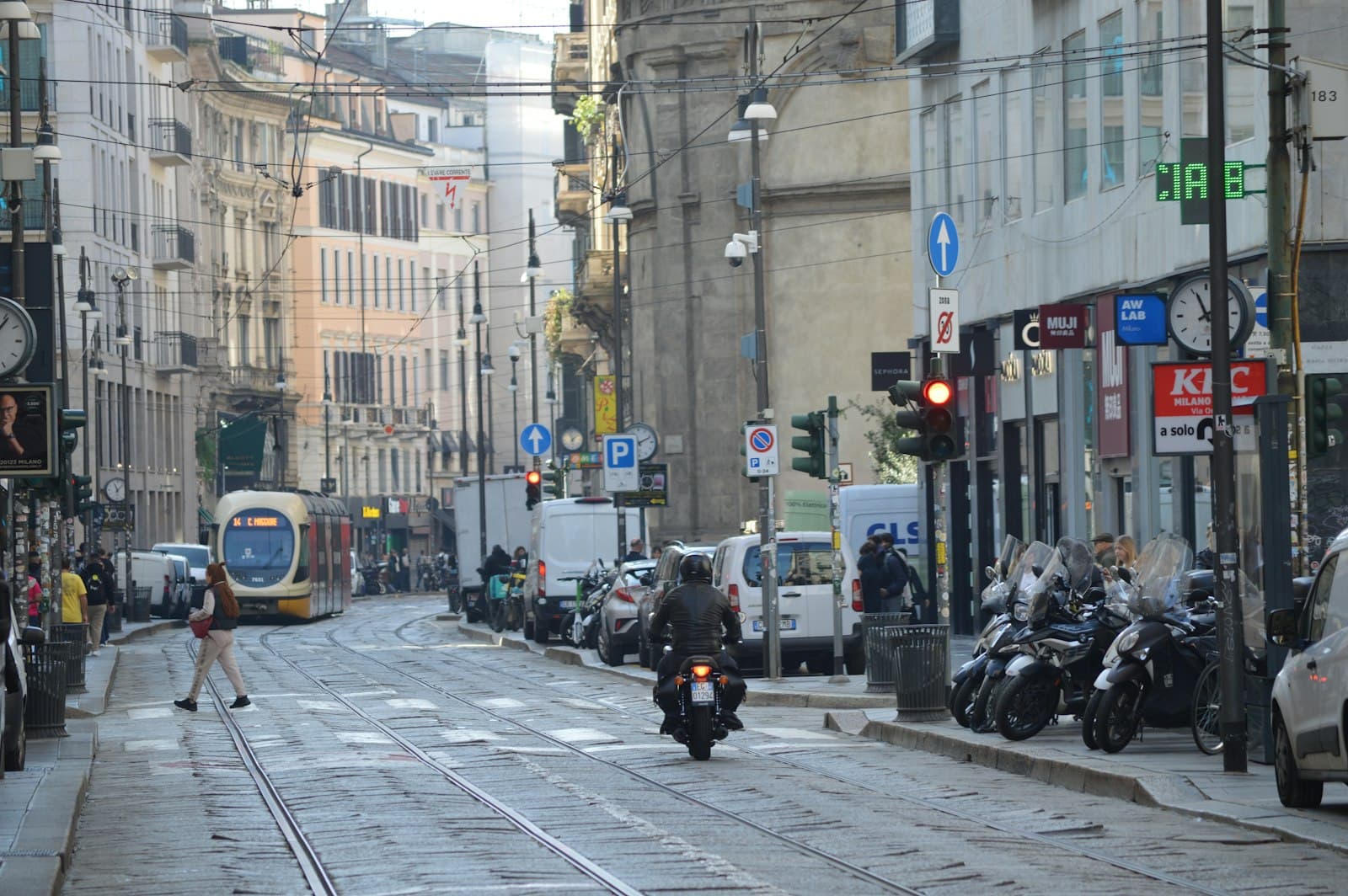 Una via di Milano con il traffico