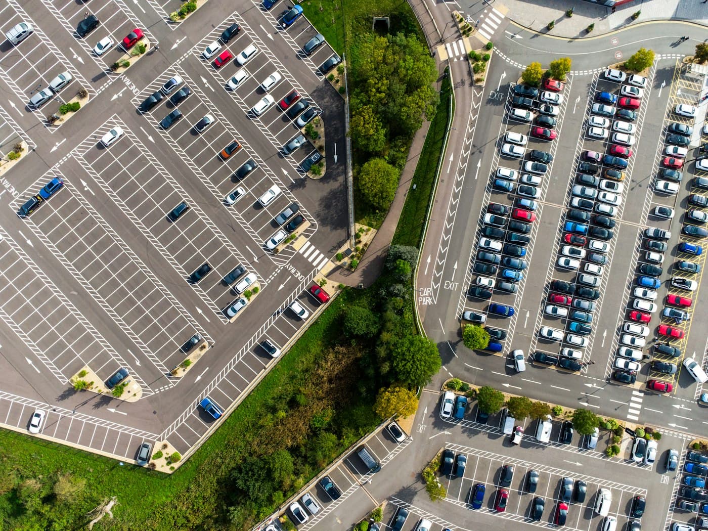 Un parcheggio pieno di auto visto dall’alto