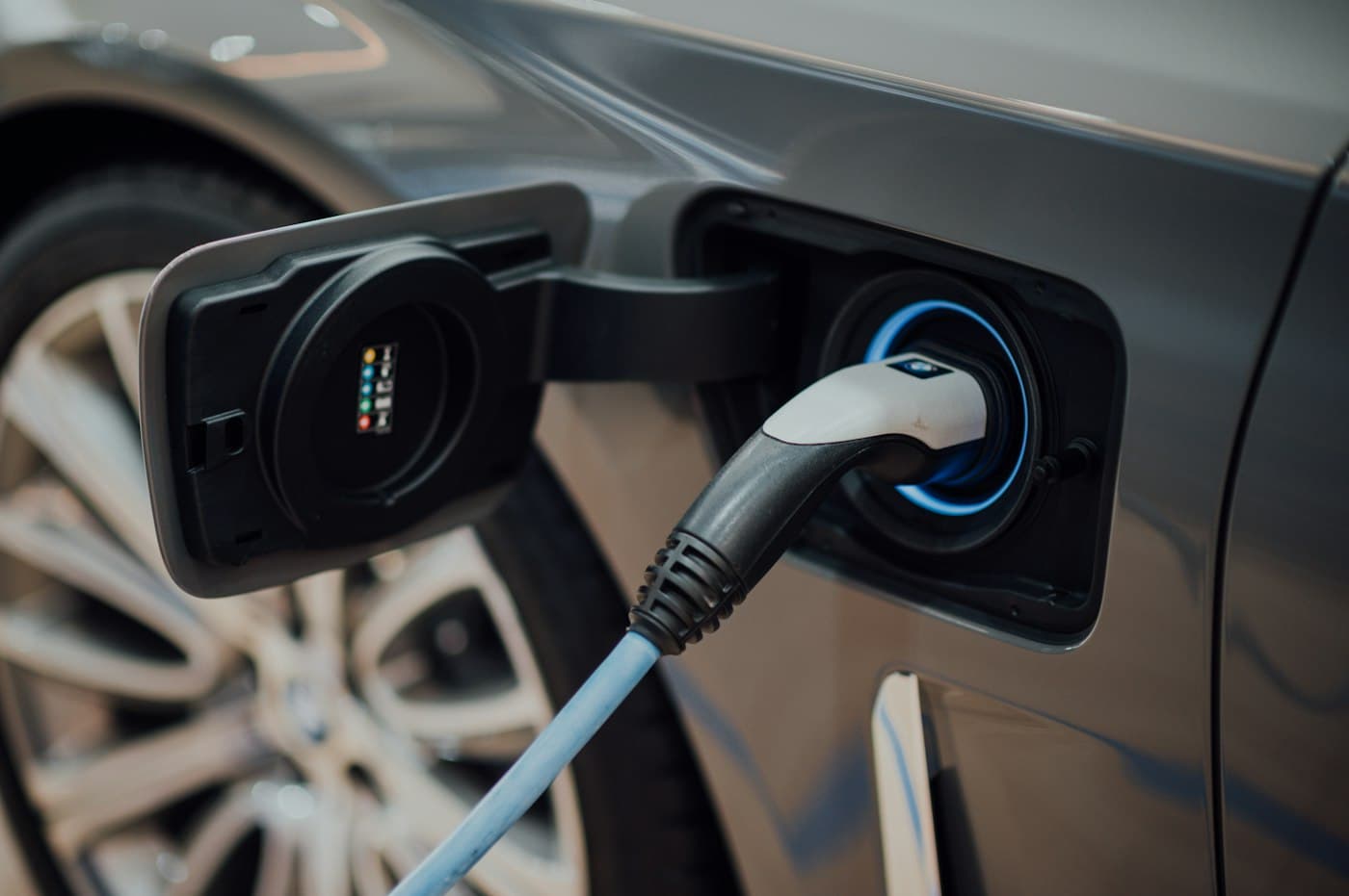 Un’auto elettrica in ricarica