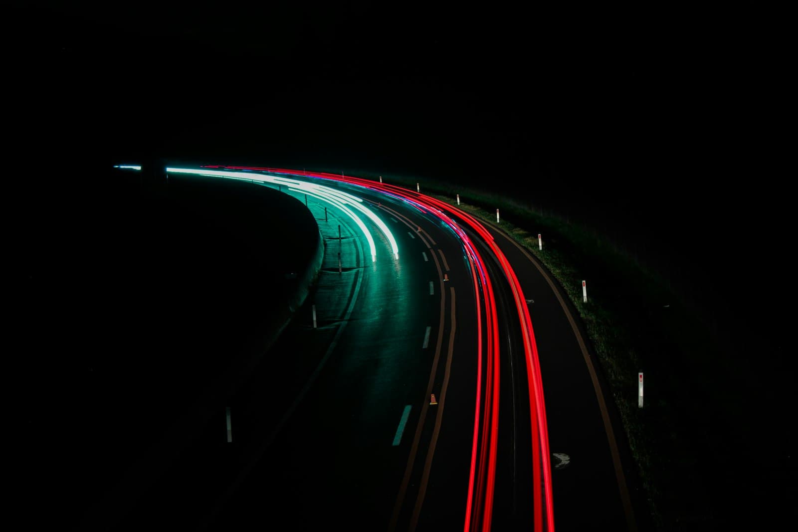 Scie di luce di auto in curva